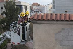 El vent ensorra part d'una façana i un sostre a la plaça Vallès de Sabadell 